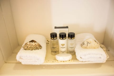 Comfort Double Room, 1 Queen Bed | Bathroom amenities | Free toiletries, hair dryer, bathrobes, towels