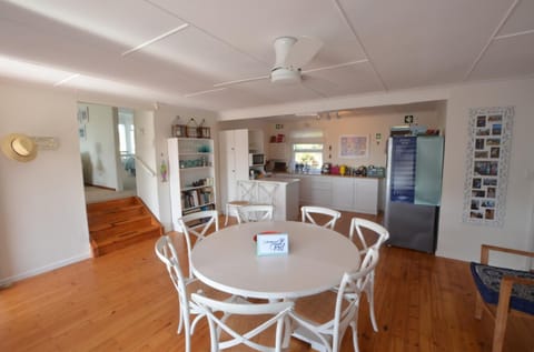 Full-size fridge, microwave, oven, stovetop