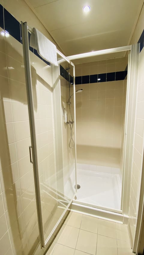 Double Room | Bathroom shower