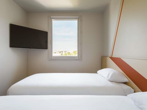 Twin Room, 2 Twin Beds | Desk, soundproofing, free cribs/infant beds, free WiFi