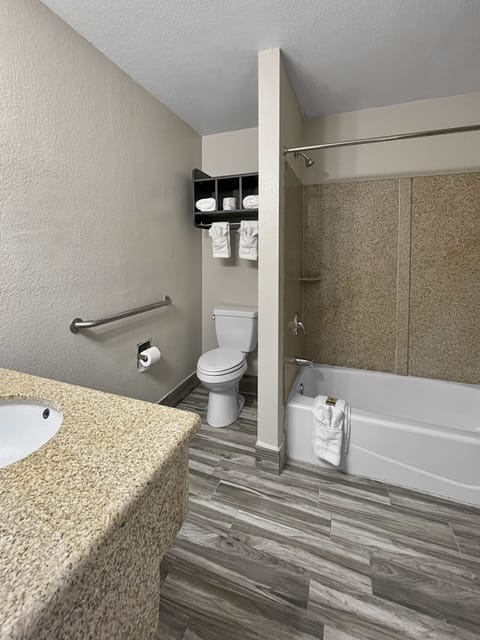 Standard Room, 1 Queen Bed, Kitchen | Bathroom | Combined shower/tub, free toiletries, hair dryer, towels