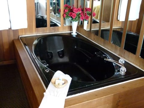 Comfort Suite, 1 Queen Bed, with Spa | Jetted tub