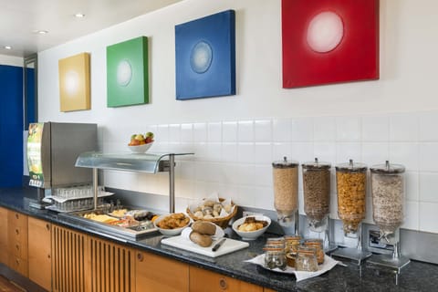 Daily full breakfast (GBP 10.00 per person)