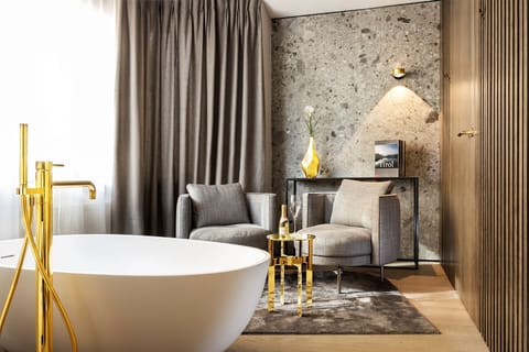 Junior Suite | Deep soaking bathtub
