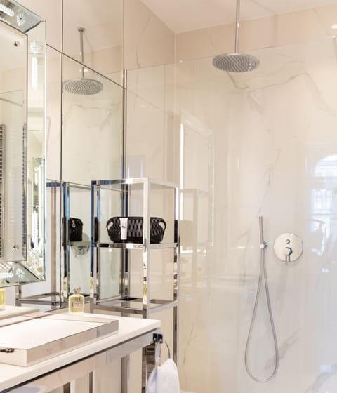 Signature Suite (Grand Canal) | Bathroom | Hair dryer, bathrobes, slippers, bidet