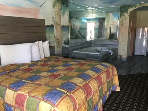 Luxury Room, 1 King Bed, Jetted Tub | Desk, blackout drapes, soundproofing, iron/ironing board