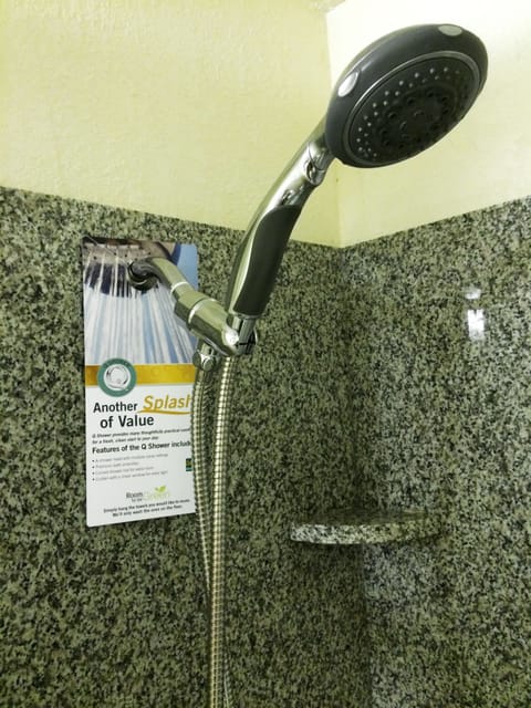 Combined shower/tub, free toiletries, hair dryer, towels