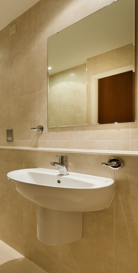 Shower, free toiletries, towels