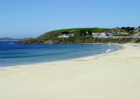 Beach nearby, white sand, beach bar