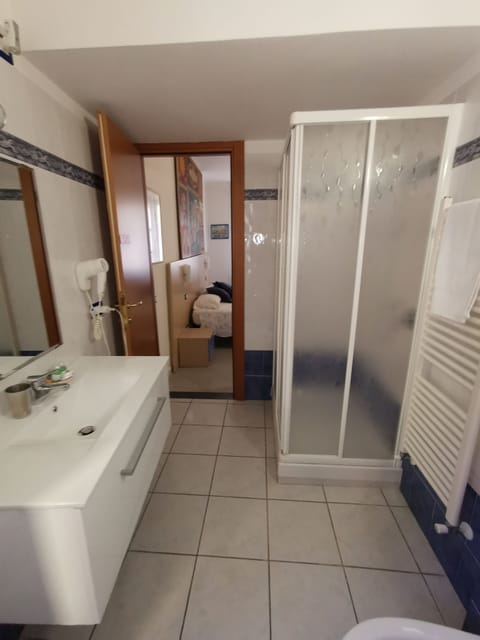 Deluxe Double Room | Bathroom | Shower, free toiletries, hair dryer, bidet