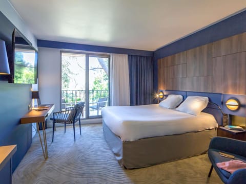 Premium bedding, in-room safe, individually decorated