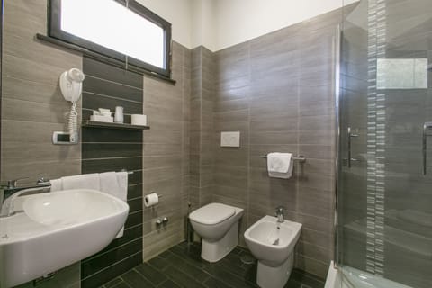 Double Room | Bathroom | Shower, rainfall showerhead, free toiletries, hair dryer