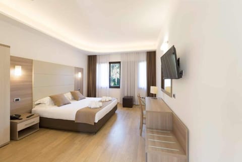 Superior Double Room, Garden View | Egyptian cotton sheets, in-room safe, desk, blackout drapes