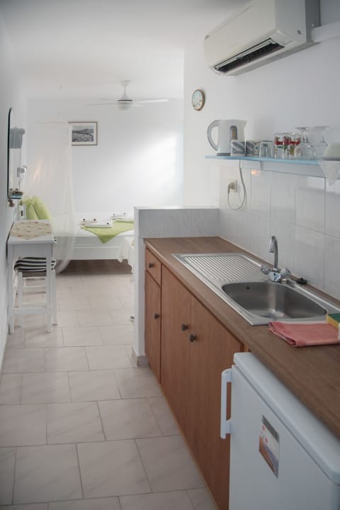 Economy Studio | Private kitchenette | Fridge, stovetop, coffee/tea maker, electric kettle
