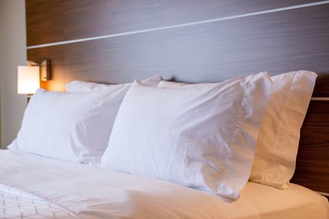 Standard Room, 1 Queen Bed | In-room safe, desk, iron/ironing board, free cribs/infant beds