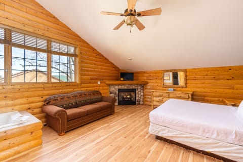 Luxury Cabin, 3 Bedrooms | Iron/ironing board, free WiFi, bed sheets