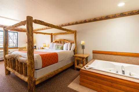 Standard Room, 1 King Bed, Hot Tub | Iron/ironing board, free WiFi, bed sheets