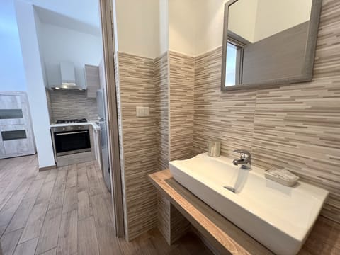 Economy Apartment, 1 Bedroom | Bathroom | Shower, hair dryer, bidet, towels