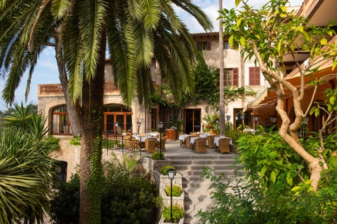 3 restaurants; lunch and dinner served