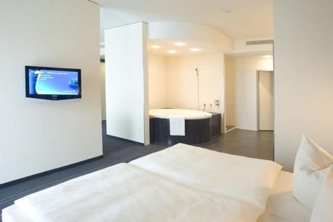 Suite (Champion) | Bathroom | Combined shower/tub, free toiletries, hair dryer, towels