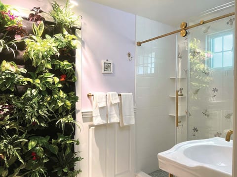 Garden in the mainhouse | Bathroom | Designer toiletries, hair dryer, towels, soap