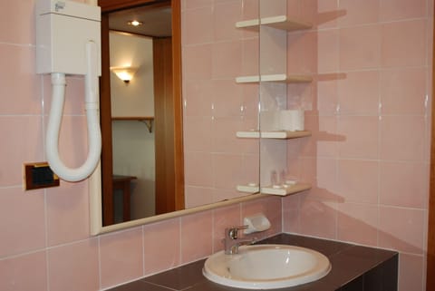 Family Double Room | Bathroom | Free toiletries, hair dryer, bidet, towels