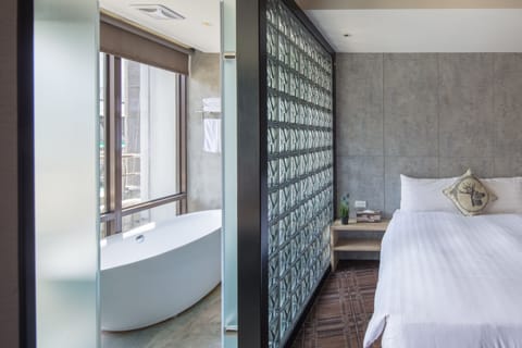 Wow VIP Triple Suite | Bathroom | Hair dryer, towels, shampoo, toilet paper