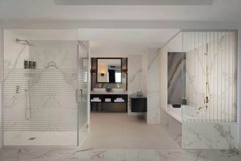 Superior Room, 1 King Bed with Sofa bed, Terrace, Sea View | Bathroom | Free toiletries, hair dryer, towels