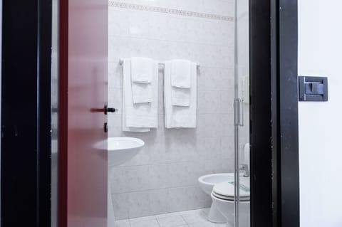 Standard Double Room | Bathroom | Shower, free toiletries, hair dryer, towels