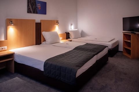 Economy Triple Room | Hypo-allergenic bedding, individually decorated, individually furnished