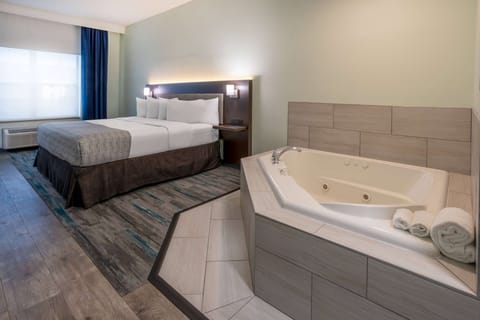 Deluxe Suite, 1 Bedroom, Non Smoking | Hypo-allergenic bedding, in-room safe, desk, blackout drapes
