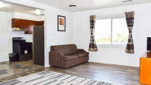 Suite, 2 Double Beds, Non Smoking, Kitchen | Private kitchen | Fridge, microwave, oven, stovetop