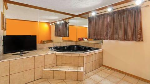 Room, 1 Queen Bed, Non Smoking, Jetted Tub | Bathroom | Free toiletries, hair dryer, towels, soap