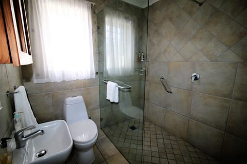 The Sea Urchin Room - Guest House ( | Bathroom | Free toiletries, hair dryer, towels