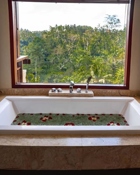 Deluxe Suite Valley & Rice Field View | Bathroom | Free toiletries, hair dryer, bathrobes, slippers