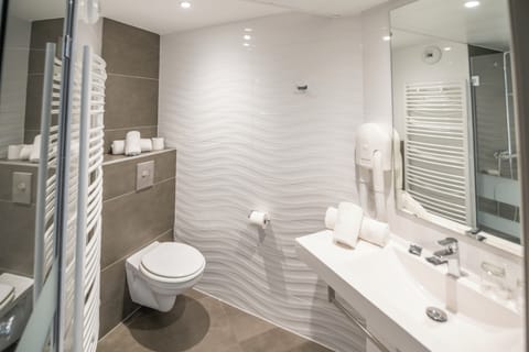 Rainfall showerhead, free toiletries, hair dryer, towels