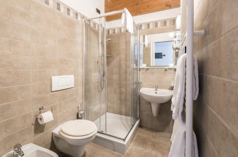 Comfort Double Room | Bathroom | Jetted tub, free toiletries, hair dryer, bidet