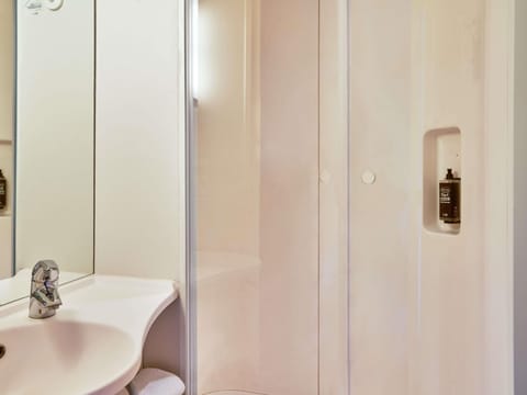 Room, 2 Twin Beds | Desk, free WiFi, bed sheets