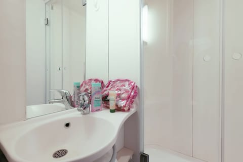 Shower, eco-friendly toiletries, towels