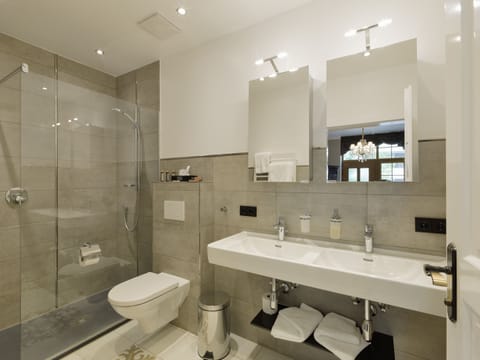Luxury Apartment, 2 Bedrooms (self-catered) | Bathroom | Shower, free toiletries, bathrobes, slippers