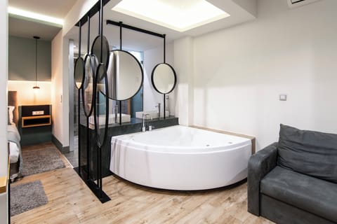 King Suite with Spa Bath | Bathroom | Shower, free toiletries, hair dryer, towels