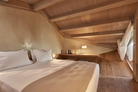 Grand Harbour Master Suite with Balcony and Sea View | Minibar, in-room safe, blackout drapes, iron/ironing board