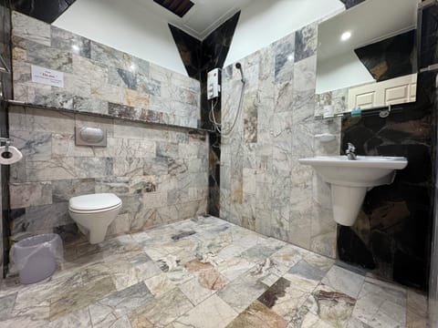 Two-Bedroom Bungalow | Bathroom | Shower, hair dryer, towels, shampoo