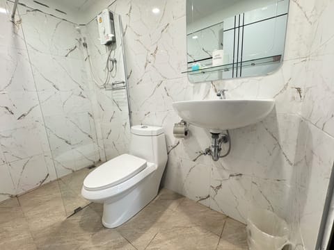 Standard Bungalow | Bathroom | Shower, hair dryer, towels, shampoo