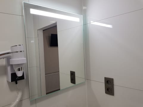 Superior Double Room | Bathroom | Shower, free toiletries, hair dryer, towels