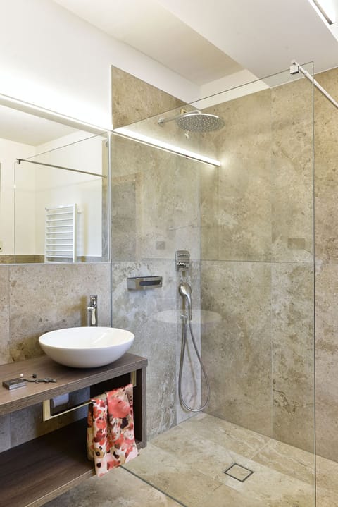 Deluxe Studio | Bathroom | Shower, free toiletries, hair dryer, bathrobes
