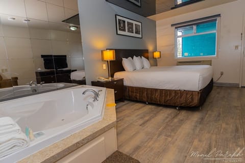 Deluxe Suite, 1 King Bed, Jetted Tub | Frette Italian sheets, premium bedding, down comforters, pillowtop beds