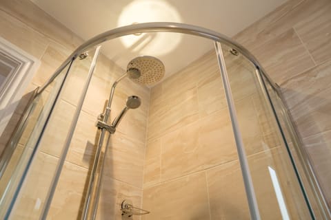 Deluxe Double Room | Bathroom shower