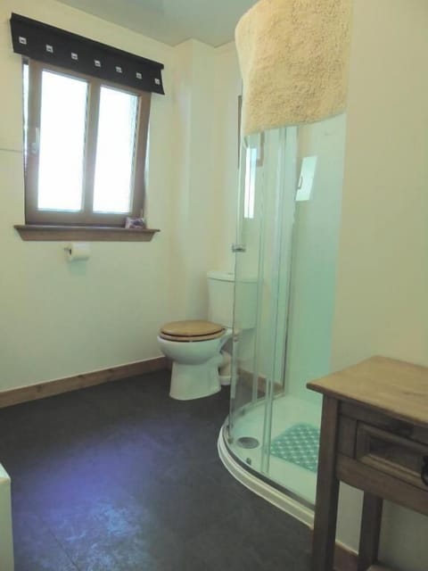 Standard Twin Room, Garden View (Oak) | Bathroom | Free toiletries, hair dryer, towels, soap