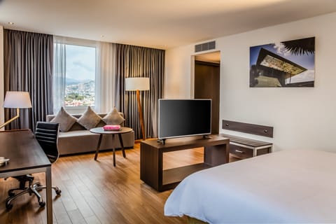 Junior Suite | In-room safe, desk, iron/ironing board, free cribs/infant beds